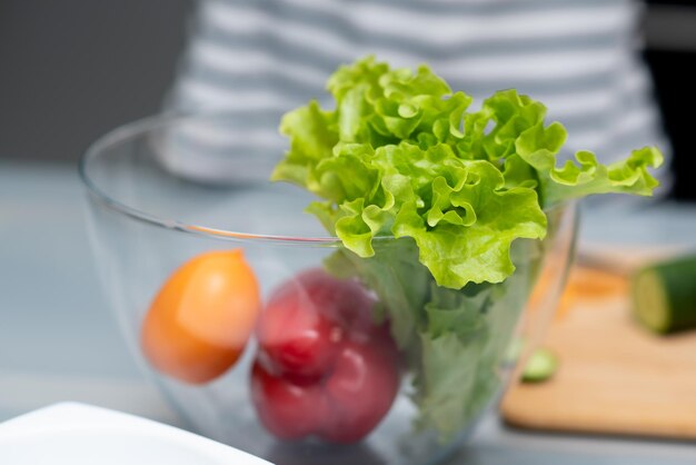 Verduras frescas en un plato transparente sobre la mesa Alimentación saludable