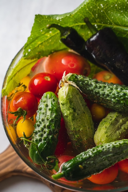 verduras frescas en un plato de vidrio en agua, comida vegetariana orgánica, alimentación saludable, comida para perder peso