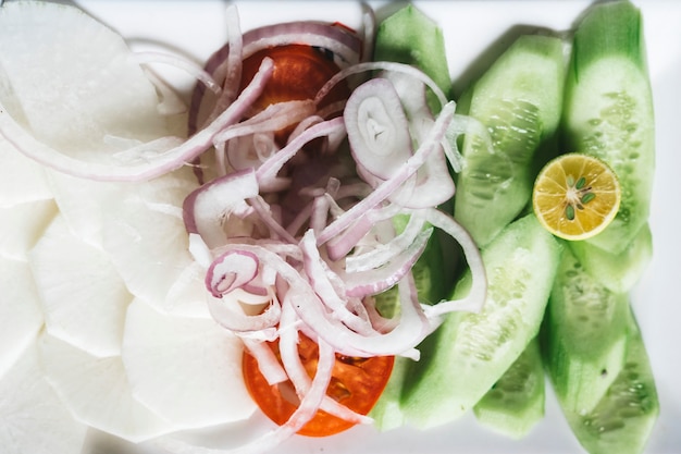 Verduras frescas en un plato