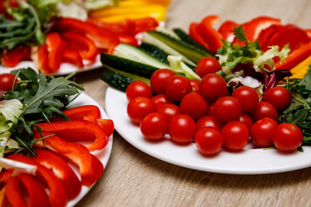 Verduras frescas en platos blancos redondos