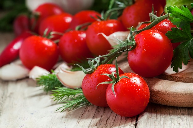 Verduras frescas de primavera en una tabla de cortar de madera Bodegón en enfoque selectivo de estilo rústico