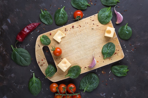 Verduras frescas y queso sobre un fondo de madera