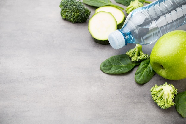 Verduras frescas y saludables, agua. Concepto de salud, deporte y dieta.