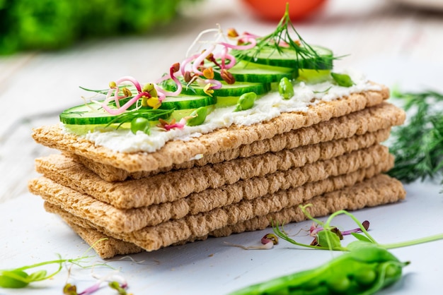 Verduras frescas en sándwich ligero