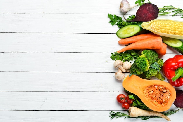 Verduras frescas sobre fondo blanco de madera Comida saludable Vista superior Espacio de copia libre