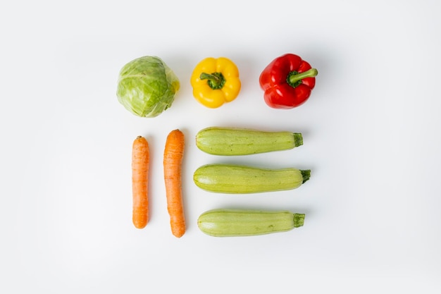 Verduras frescas sobre un fondo blanco Vista superior endecha plana