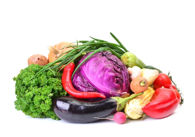 Verduras frescas sobre un fondo blanco.