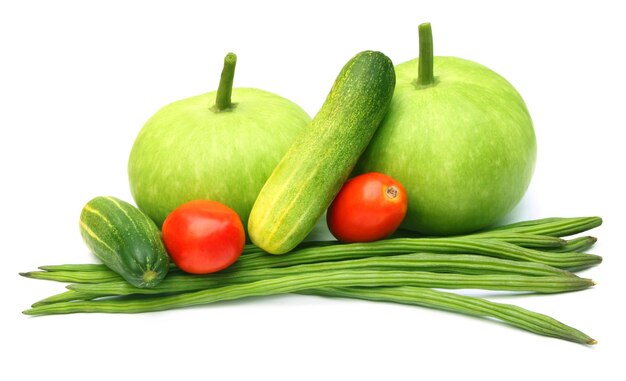 Verduras frescas sobre fondo blanco.