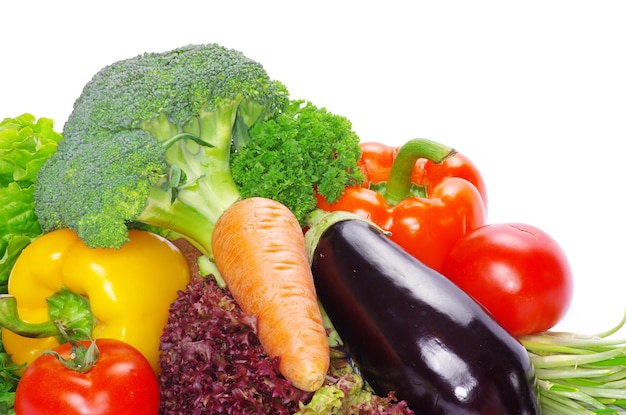 Verduras frescas sobre el fondo blanco.