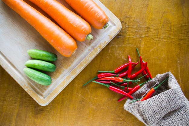 Verduras frescas sobre fondo de madera