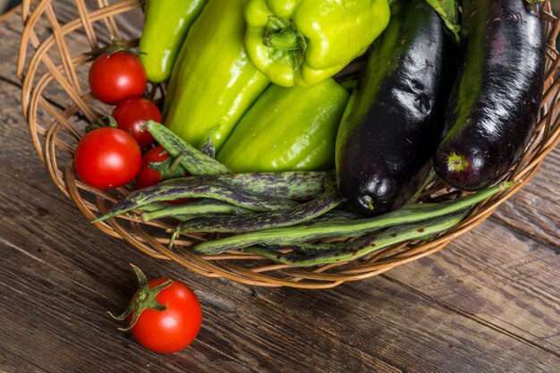 Verduras frescas sobre fondo de madera