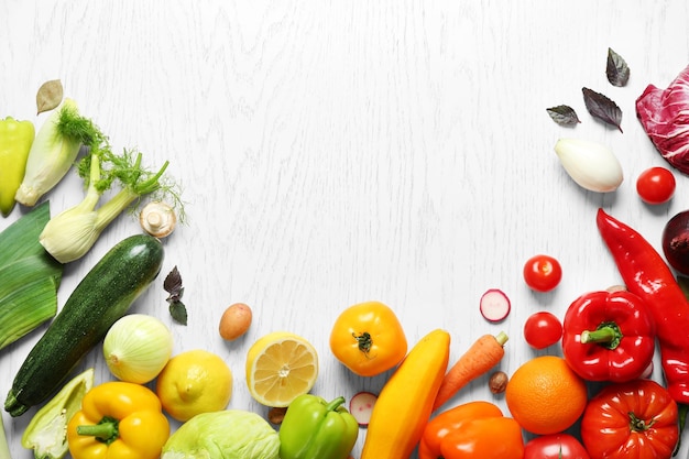 Verduras frescas sobre fondo de madera