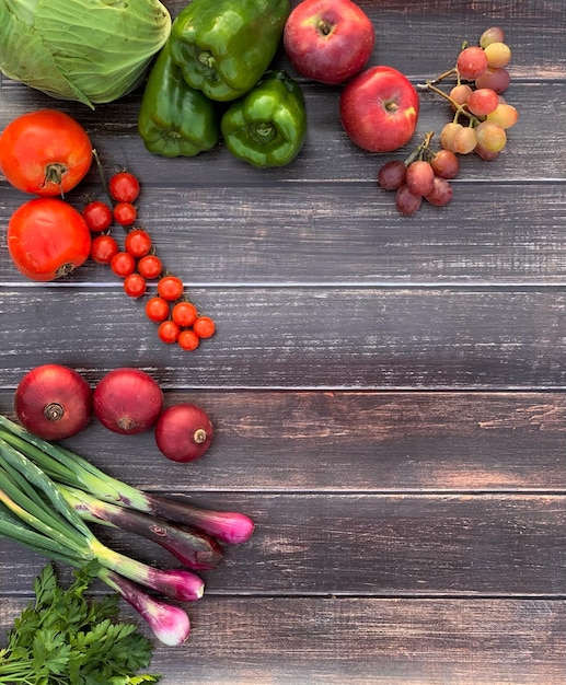 Verduras frescas sobre fondo de madera