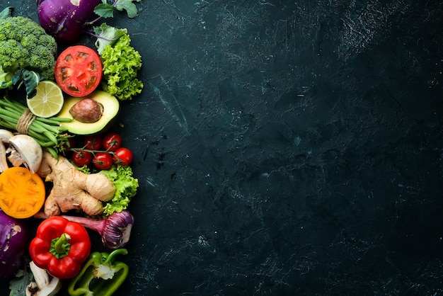 Verduras frescas sobre un fondo negro Comida vegetariana Vista superior Espacio libre para su texto