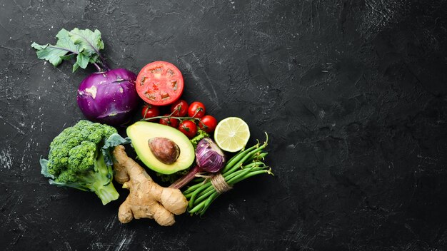 Verduras frescas sobre un fondo negro Comida vegetariana Vista superior Espacio libre para su texto