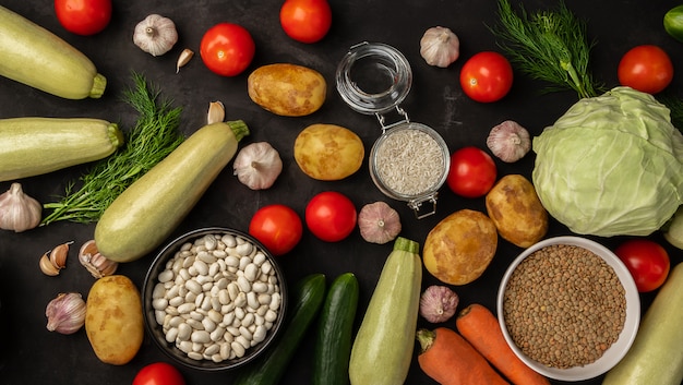 Foto verduras frescas sobre fondo negro. concepto de alimentos orgánicos