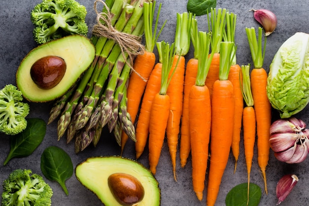 Verduras frescas sobre fondo de piedra