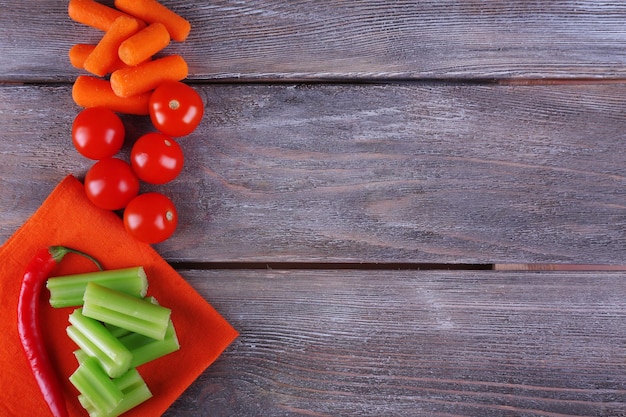 Verduras frescas sobre fondo de tablones de madera rústica