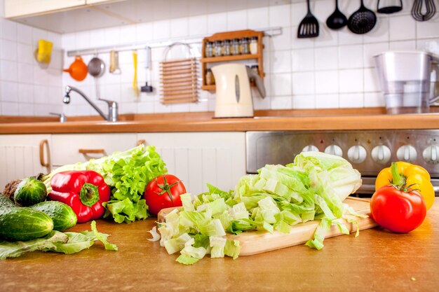 Verduras frescas sobre la mesa de la cocina