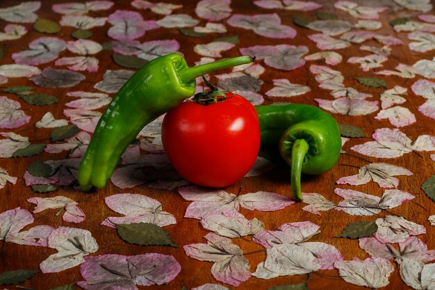 verduras frescas sobre mesa de madera con flores