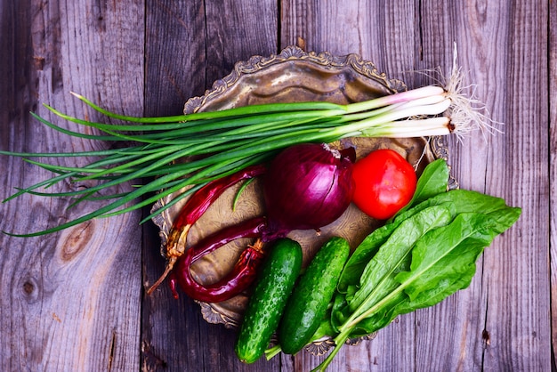 Verduras frescas sobre una plancha de cobre.