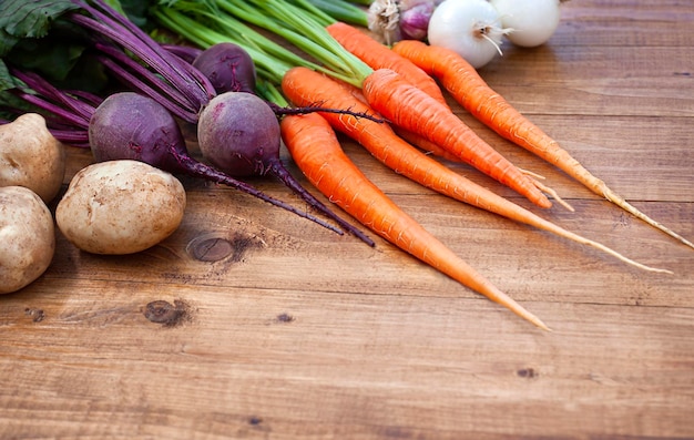 Verduras frescas sobre una superficie de madera