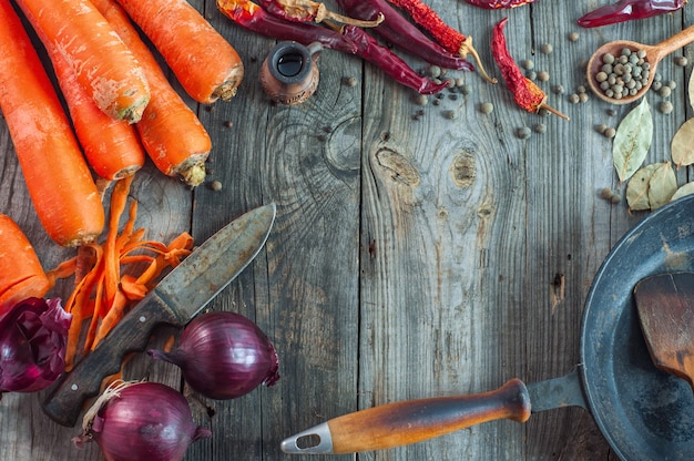 Verduras frescas en la superficie de madera gris