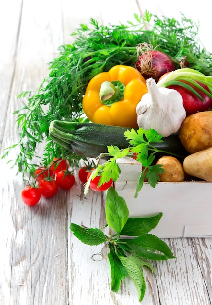 verduras frescas en tabla de madera