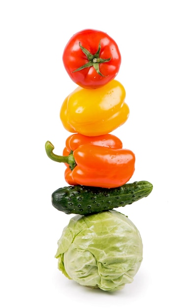 Verduras frescas tomate pepino repollo pimienta en el fondo blanco