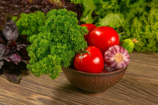 Verduras frescas Tomates y pepinos en una mesa de madera Deliciosa comida vegetariana El concepto de una dieta saludable