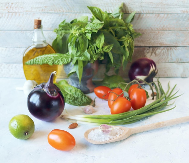 Verduras frescas y verduras en una bolsa de papel ecológica productos naturales orgánicos alimentación saludable