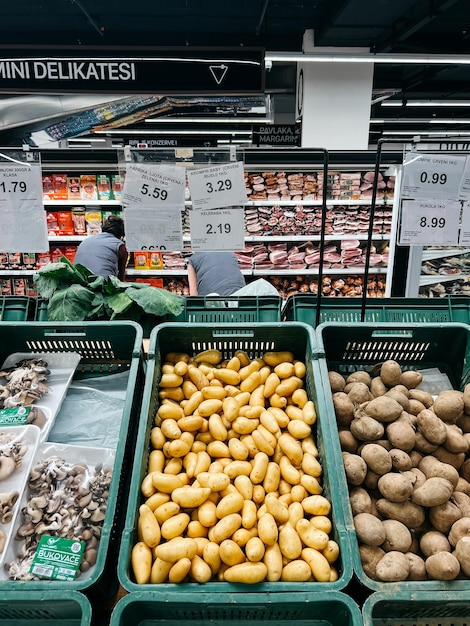 Las verduras frescas yacen en cajas de plástico en el supermercado.