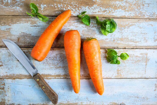 Verduras frescas de zanahoria en una mesa de madera