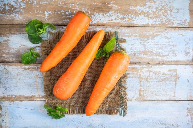 Verduras frescas de zanahoria en una mesa de madera