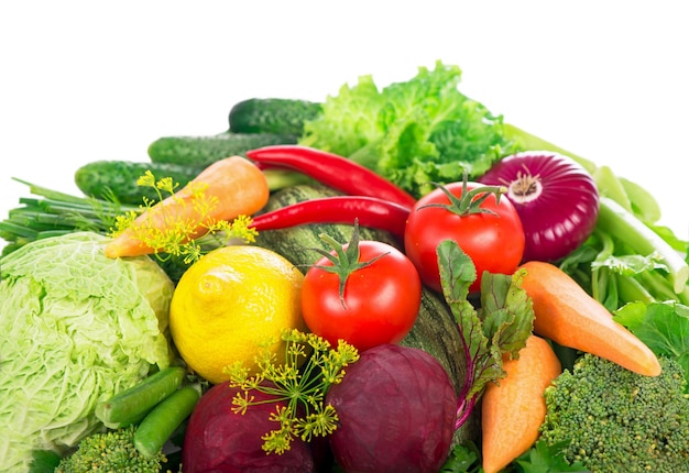 Verduras frescasComer saludable Vegetales crudos orgánicos de temporada Aislados sobre fondo blanco