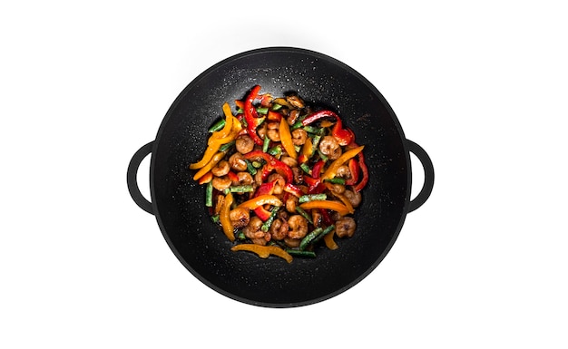 Verduras fritas con mariscos. Una mezcla de mariscos y verduras para fideos wok aislado
