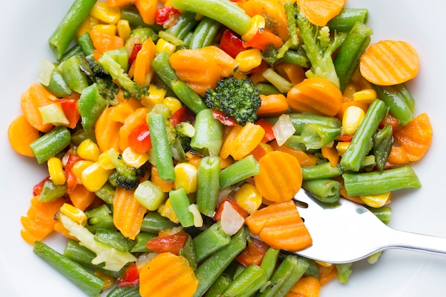 Verduras fritas en un plato blanco.