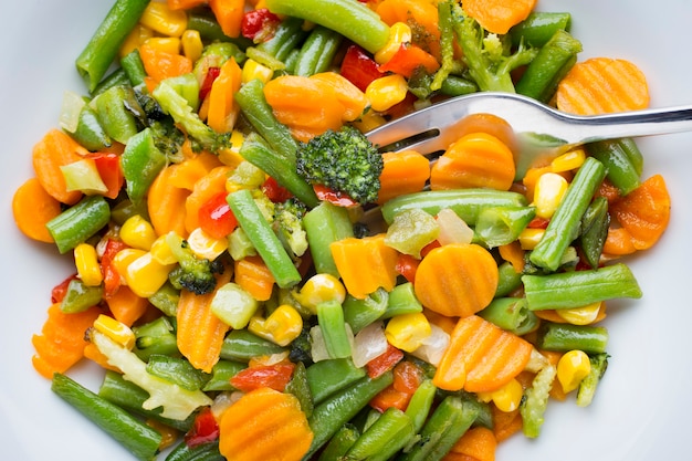 Verduras fritas en un plato blanco.