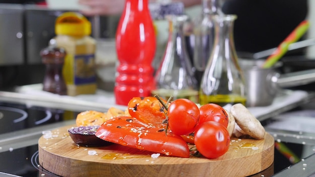 Verduras fritas servidas en un escritorio de madera en la cocina