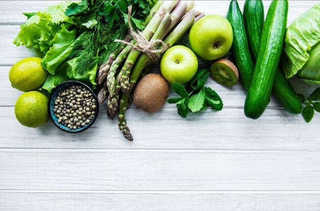 verduras y frutas aisladas en blanco