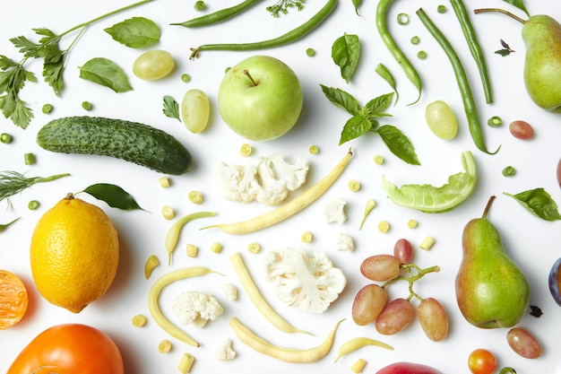 Verduras y frutas aisladas en mesa blanca, alimentos para la salud