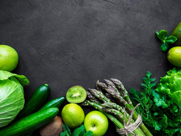 verduras y frutas aisladas en negro