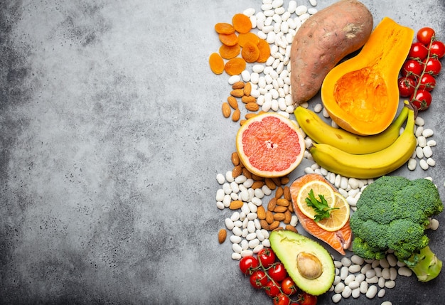 Verduras, frutas y alimentos que contienen potasio, fondo de piedra, vista superior, espacio para texto. Fuentes naturales de potasio, vitaminas y micronutrientes, dieta sana y equilibrada, prevención de la avitaminosis