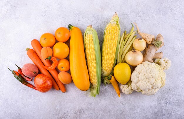 Verduras y frutas amarillas y rojas