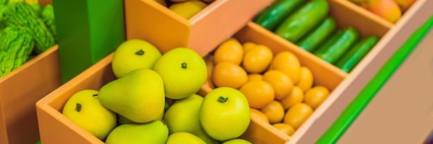 Verduras y frutas en un banner de supermercado de juguete de formato largo