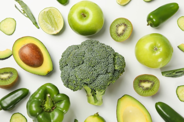 Verduras y frutas en blanco