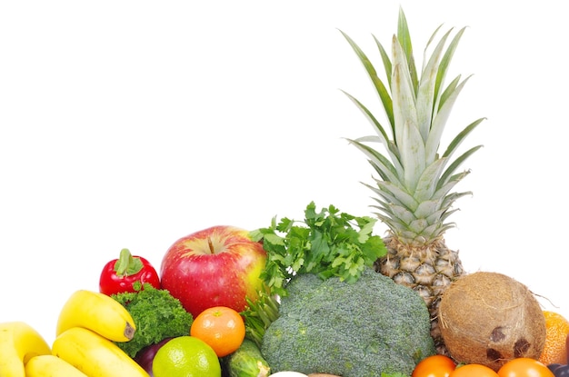 Verduras y frutas en blanco