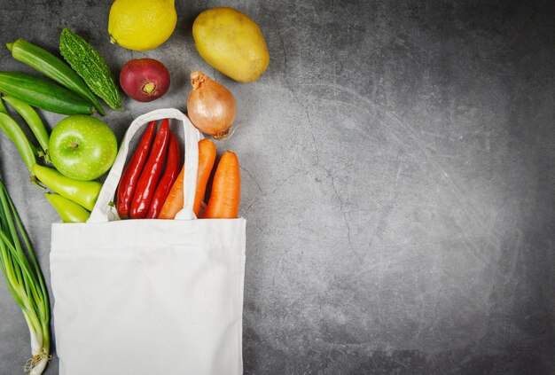 Verduras y frutas en bolsa de algodón ecológico