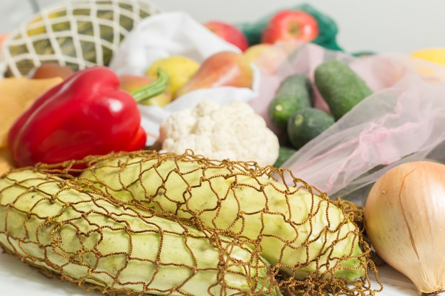 Verduras y frutas en bolsas ecológicas.