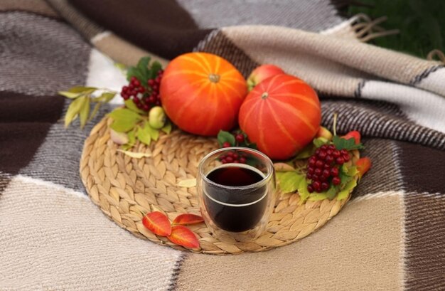 verduras y frutas cerca del café en un stand